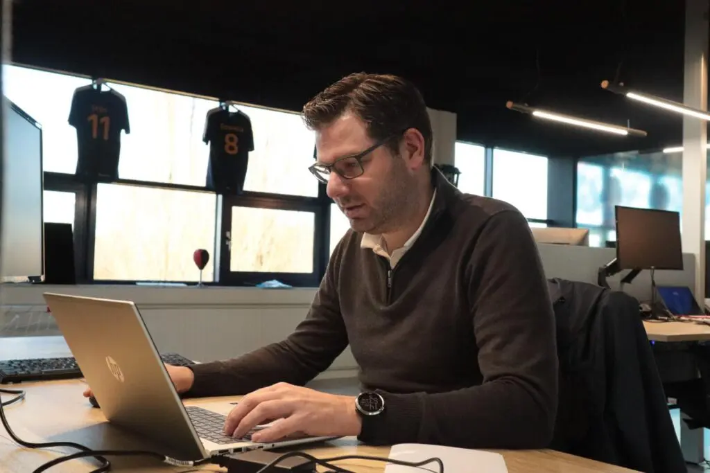 Remco werkt aan laptop